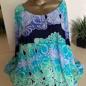 Lovely summer top with white attached shell lining.